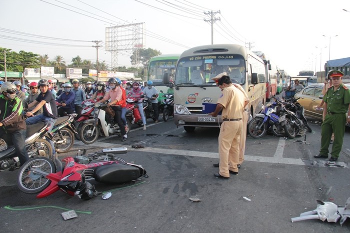 Hiện trường vụ tai nạn giao thông đặc biệt nghiêm trọng trên xa lộ Hà Nội.